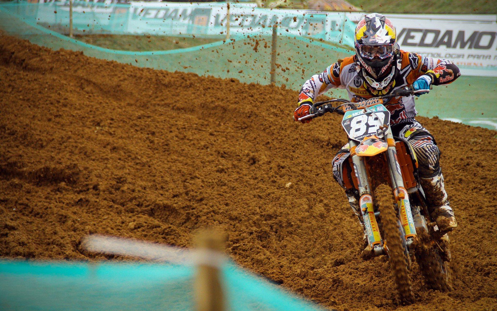 西甲发布反网络暴力研究报告，两大豪门球迷对立情绪显著，新星亚马尔成攻击焦点